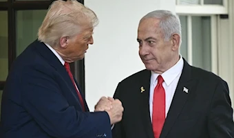 Presidente de Estados Unidos estrecha la mano al primer ministro de "Israel" al salir de la Casa Blanca (Foto: AFP)