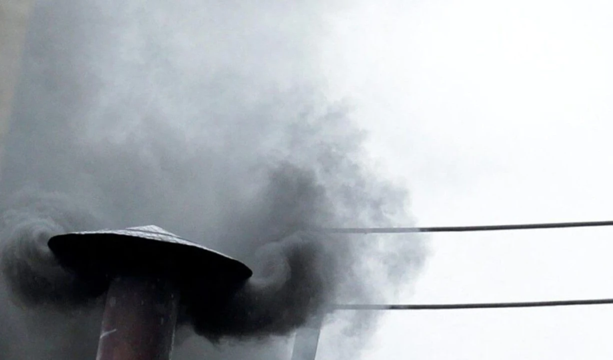 El humo negro anuncia el fin del primer día del cónclave (Foto: Vaticano)