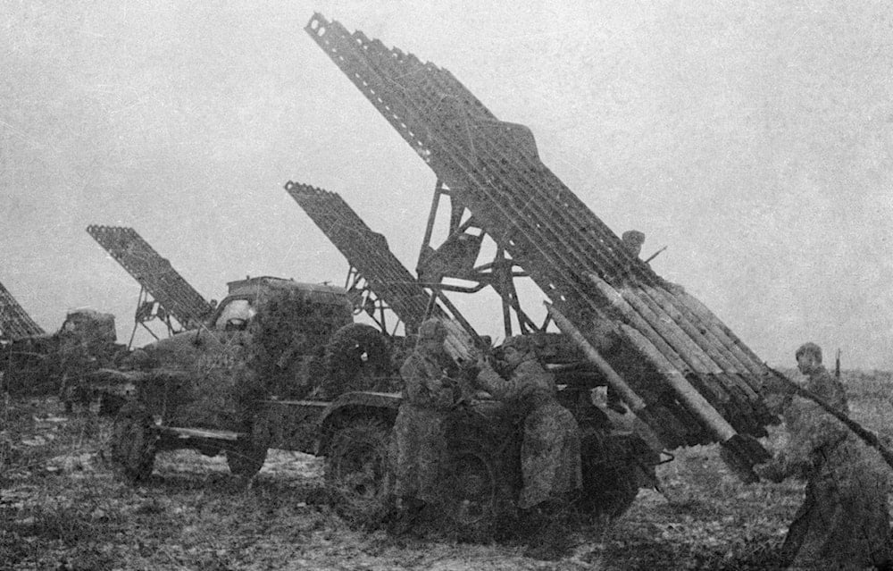 Soldados del Ejército Rojo cargando lanzacohetes BM-13.