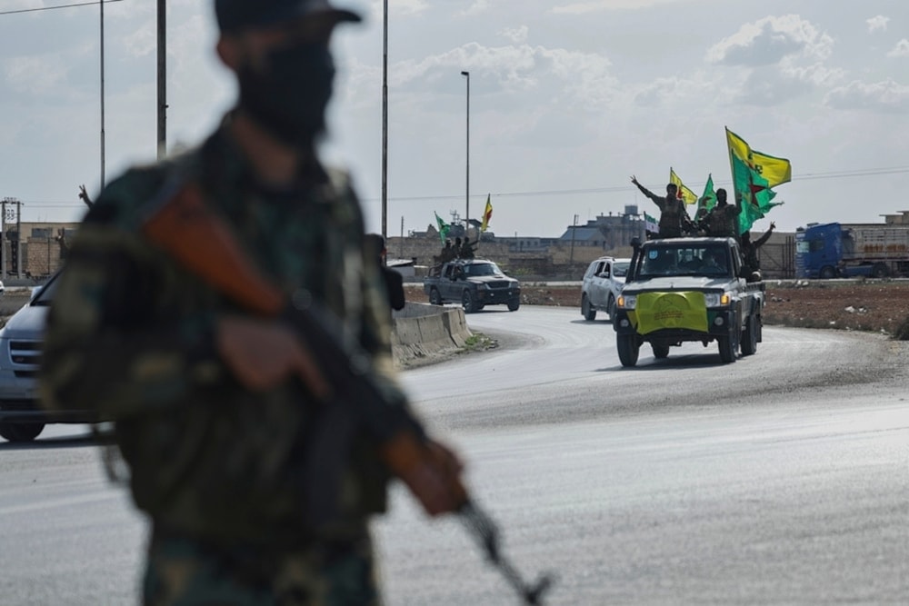 Combatientes kurdos respaldados por EE. UU. se encuentran en sus vehículos en barrios de la ciudad de Alepo. 4 de abril de 2025  (Foto: AP)
