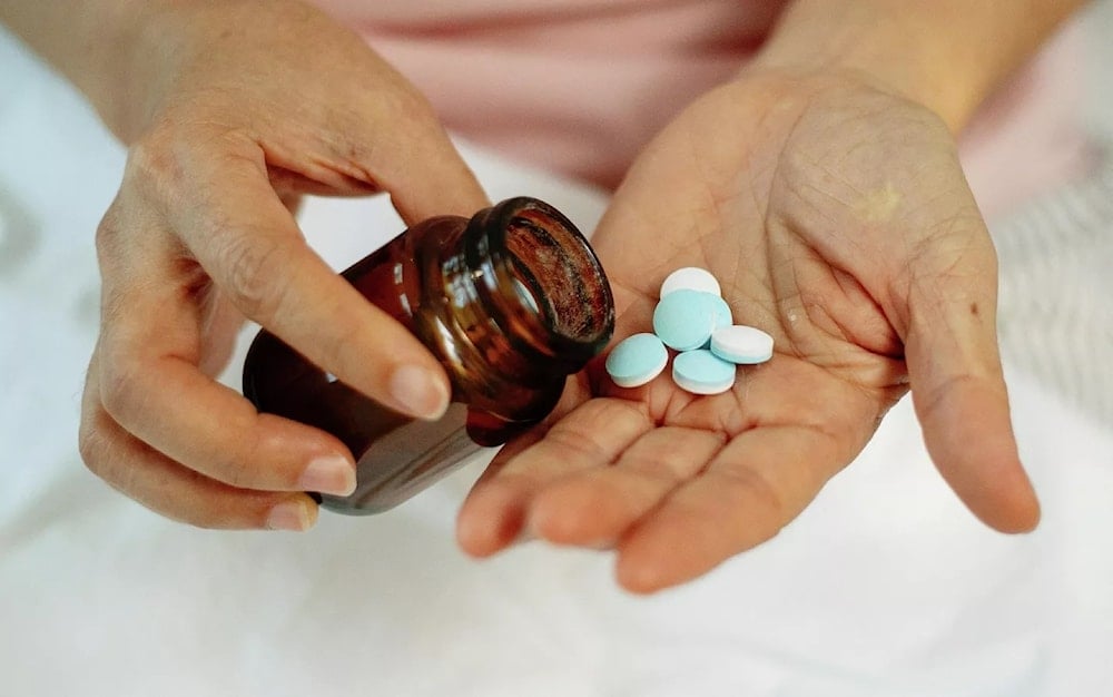 Persona con medicinas. Foto: Pexels. 