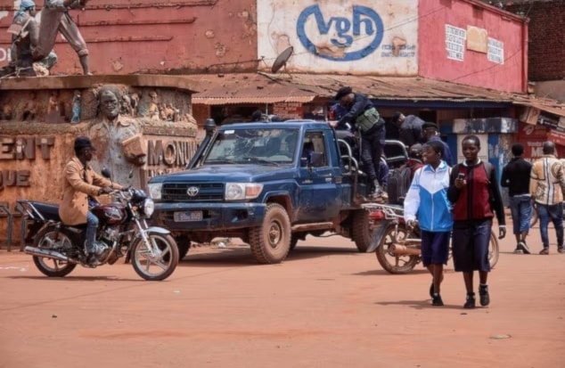 Patrulla policial cerca del monumento histórico de Butembo, República Democrática del Congo.