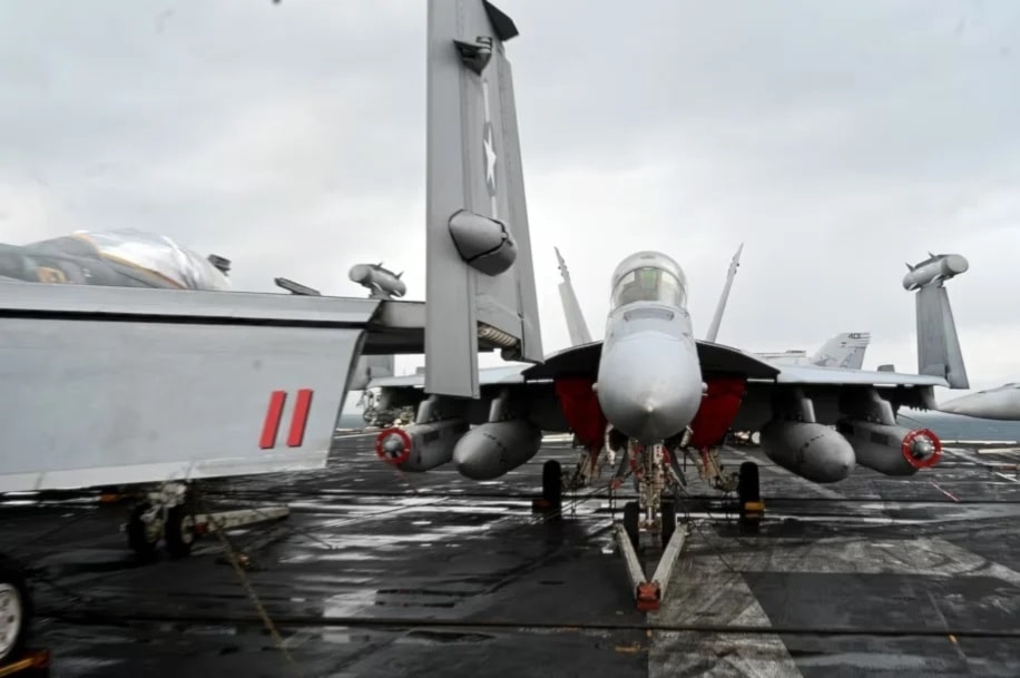 Avión de combate F/A-18F Super Hornest cae al mar Rojo.