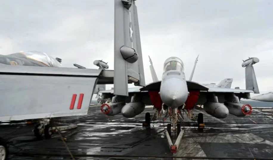 Avión de combate F/A-18F Super Hornest cae al mar Rojo.