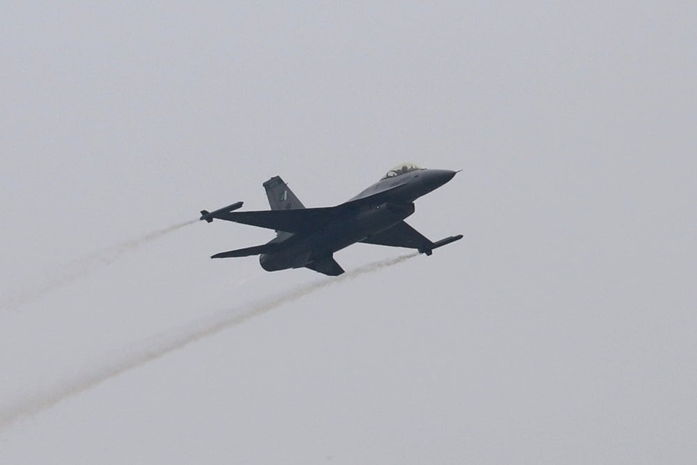 Pakistán derriba tres aviones indios y ataca una base militar