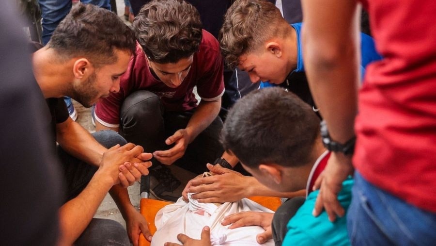 Jóvenes lloran la muerte de una persona tras el ataque israelí contra la escuela. (Foto: AFP)