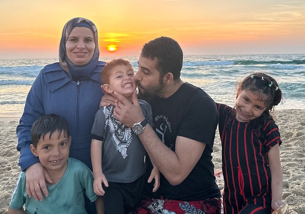 El palestino Mosab Abu Toha junto a su familia.
