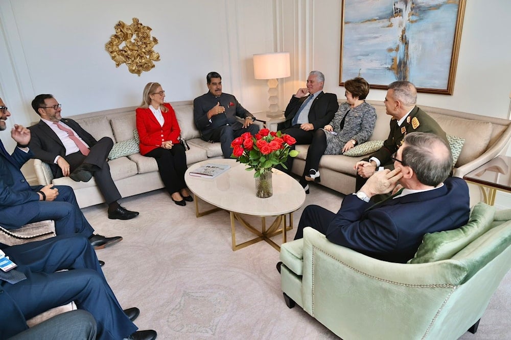 Ambos mandatarios y las delegaciones que les acompañan sostuvieron un ameno encuentro para abordar temas de la agenda bilateral. (Foto: @PresidenciaCuba)
