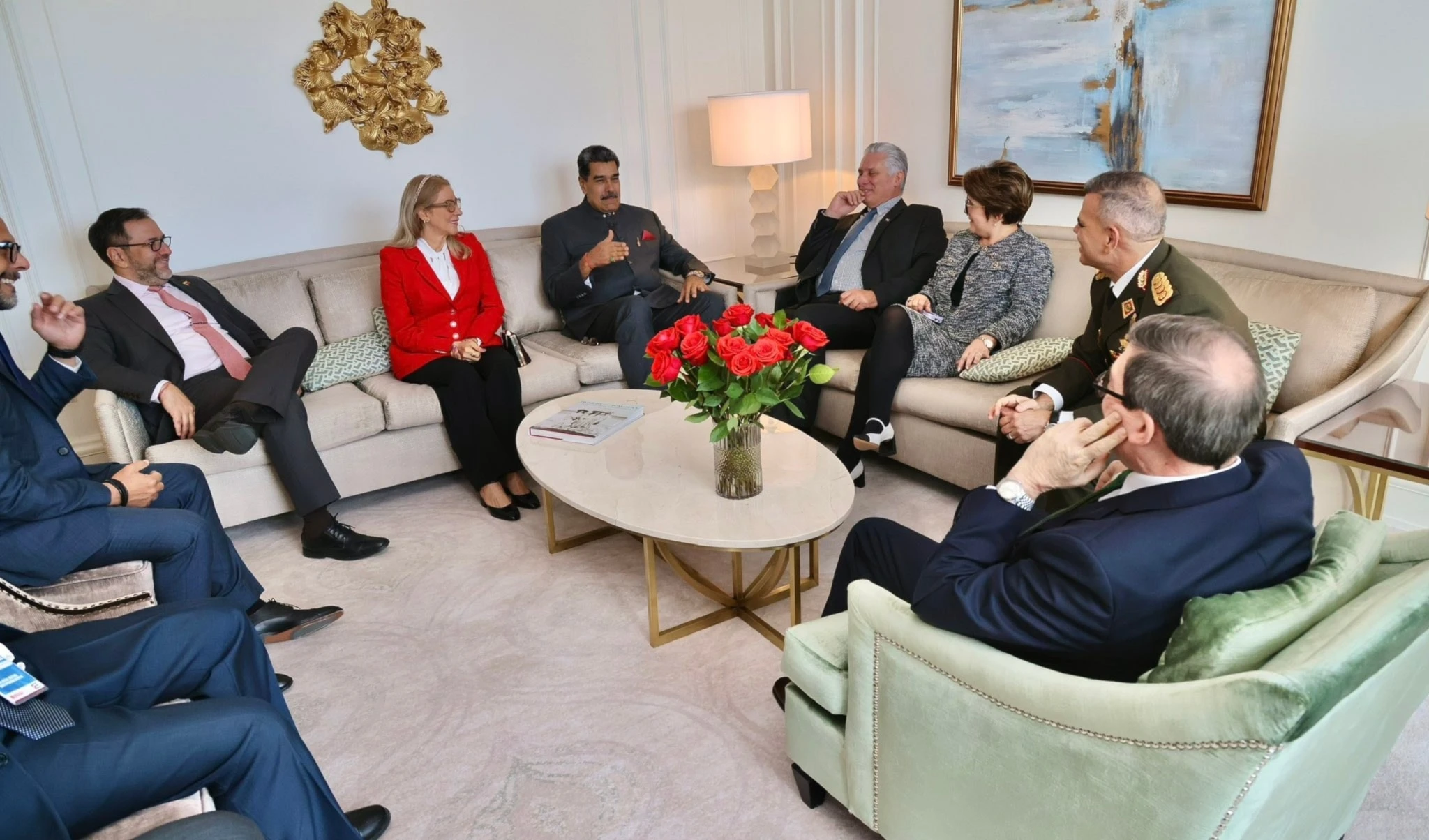 Ambos mandatarios y las delegaciones que les acompañan sostuvieron un ameno encuentro para abordar temas de la agenda bilateral. (Foto: @PresidenciaCuba)