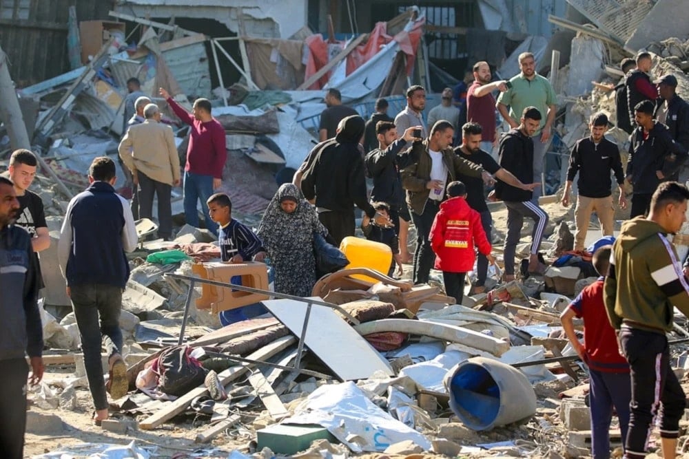 Palestinos inspeccionan la destrucción tras un ataque aéreo israelí contra el campo de refugiados de Al- Bureij, centro de la Franja de Gaza. 7 de mayo de 2025 (Foto: AFP)