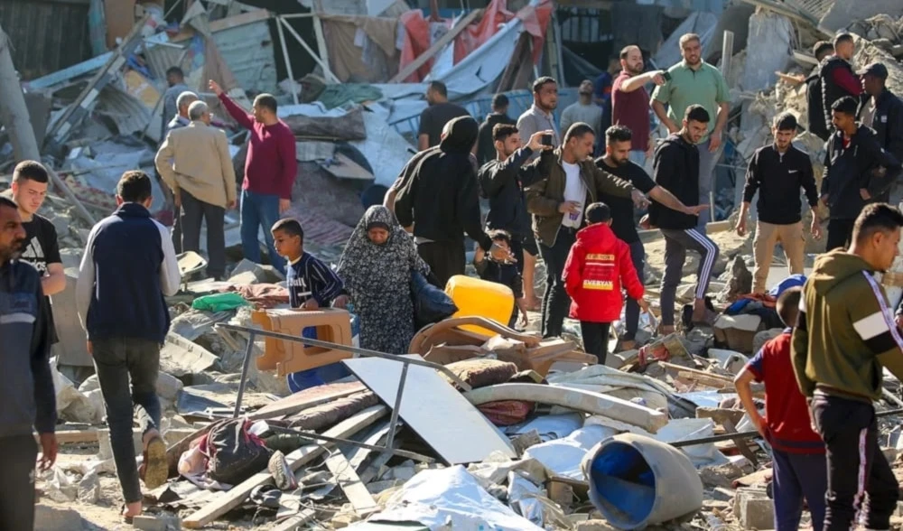 Palestinos inspeccionan la destrucción tras un ataque aéreo israelí contra el campo de refugiados de Al- Bureij, centro de la Franja de Gaza. 7 de mayo de 2025 (Foto: AFP)