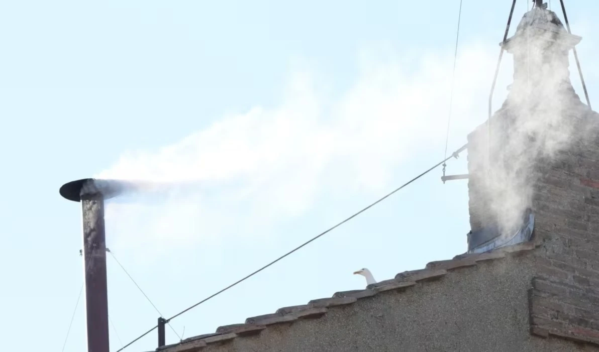 Fumata blanca en la Plaza de San Pedro. (Foto: AP)