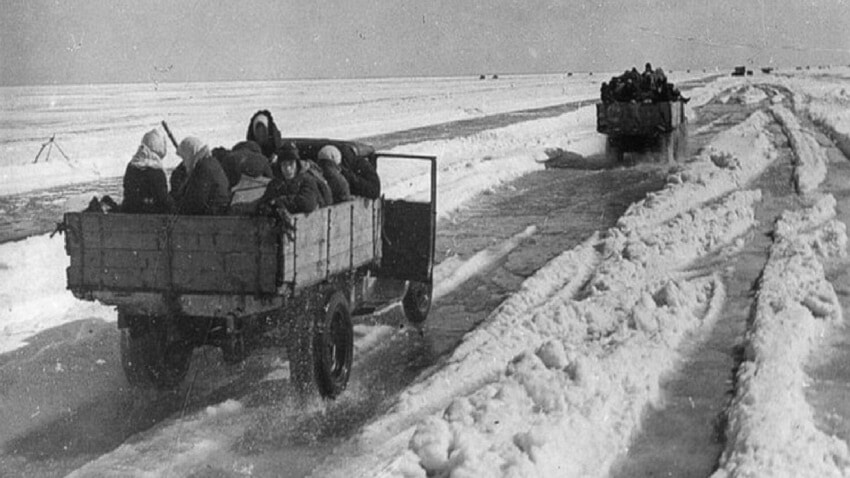 Camiones transportando suministros a través del congelado Lago Ládoga, única vía de abastecimiento durante el asedio.