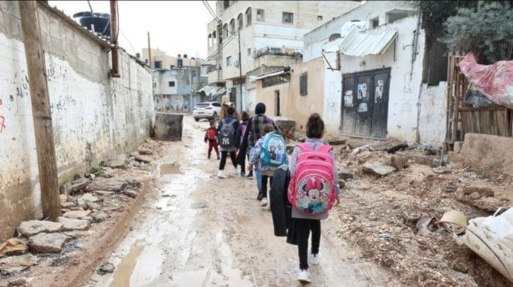 Las fuerzas israelíes entraron en unas seis escuelas de la Jerusalén ocupada y ordenaron a estudiantes y profesores evacuarlas y cerrarlas inmediatamente.