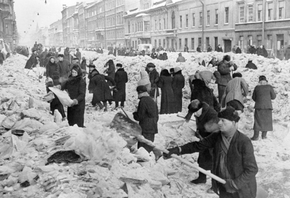Ciudadanos despejando nieve y escombros en las calles de Leningrado durante el asedio.