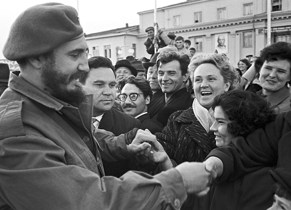 Fidel Castro comparte con el pueblo ruso en Leningrado.