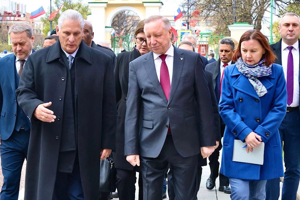 El presidente de Cuba, Miguel Díaz-Canel, conversa con el gobernador de San Petersburgo, Alexander Beglov.