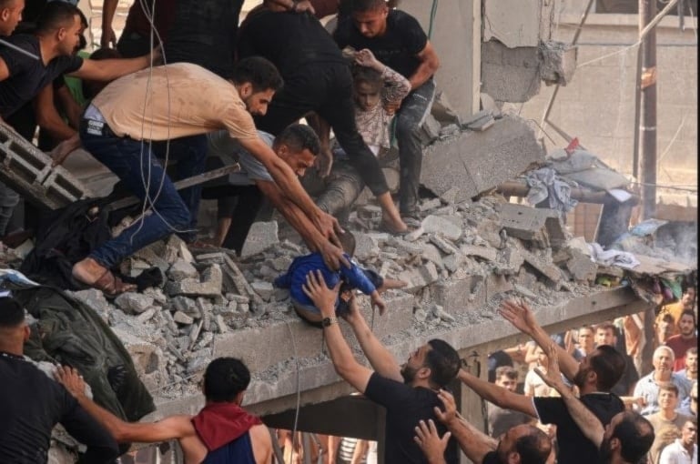 Palestinos recuperan cuerpos de mártires y heridos tras agresión israelí a la Franja d Gaza.