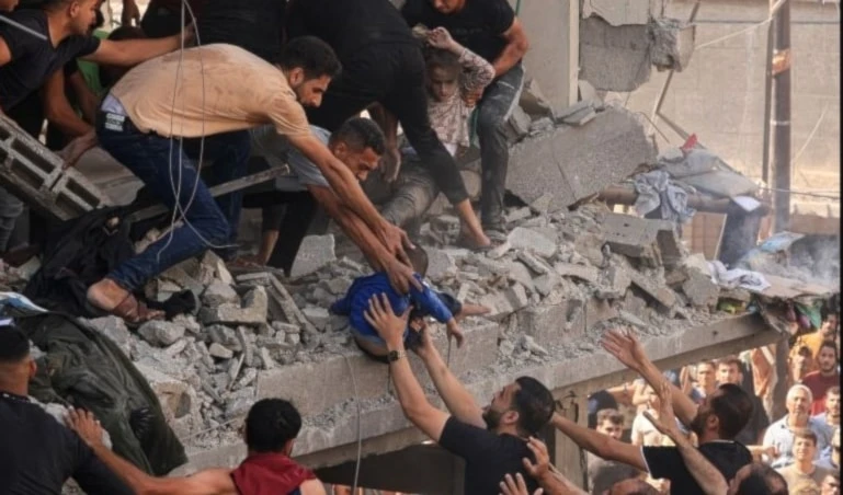 Palestinos recuperan cuerpos de mártires y heridos tras agresión israelí a la Franja d Gaza.