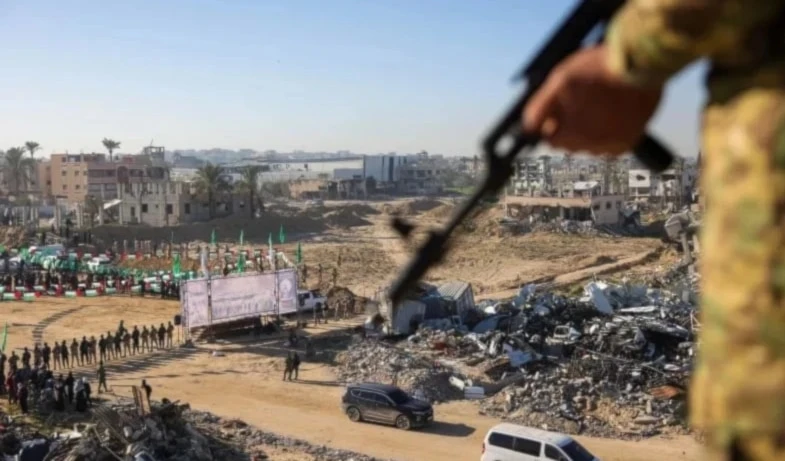 Un miembro de Hamas observa desde lo alto de un edificio la entrega de prisioneros israelíes al equipo de la Cruz Roja en Khan Yunis - 15 de febrero de 2025 (Getty Images)