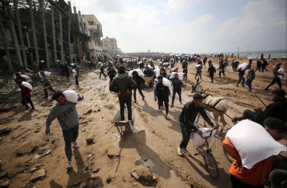 Palestinos trasladan alimentos en la Franja de Gaza.