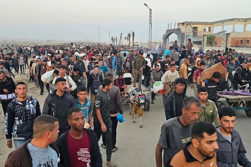 Palestinos retornan de un centro de distribución de ayuda en Rafah.