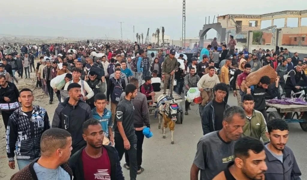 Palestinos retornan de un centro de distribución de ayuda en Rafah.