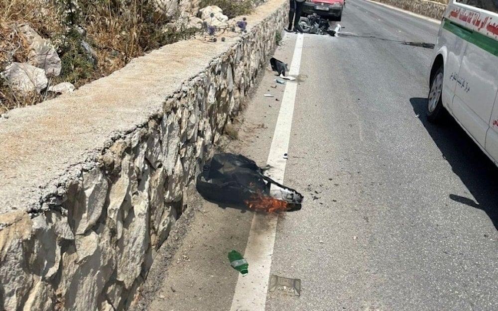 Motocicleta atacada por las fuerzas israelíes en la ciudad de Arnoun, al sur de Líbano.