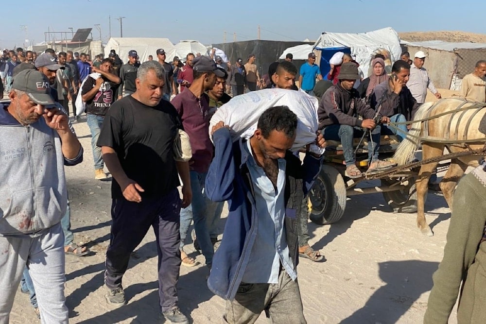 Habitantes de Gaza regresan de los puntos de distribución de ayuda en Rafah, descritos como trampas mortales masivas. Foto: AFP