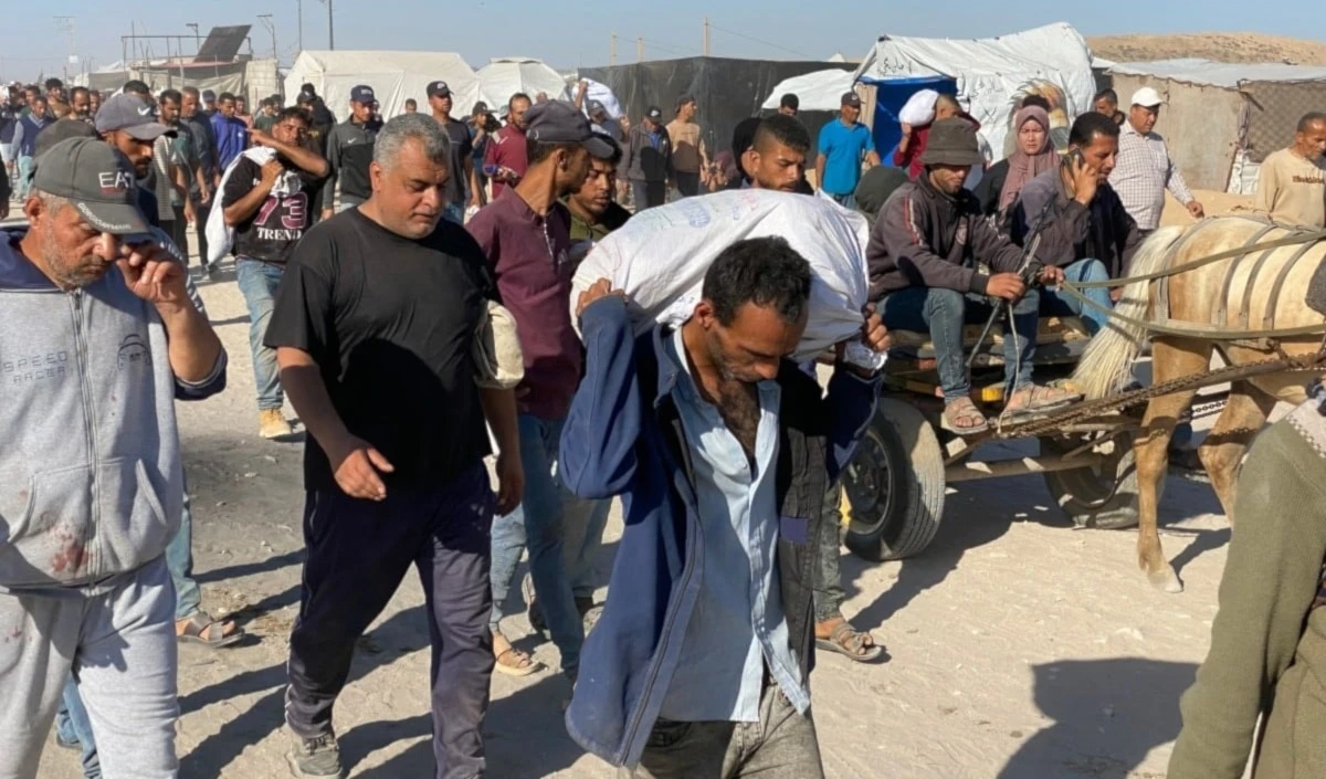 Habitantes de Gaza regresan de los puntos de distribución de ayuda en Rafah, descritos como trampas mortales masivas. Foto: AFP