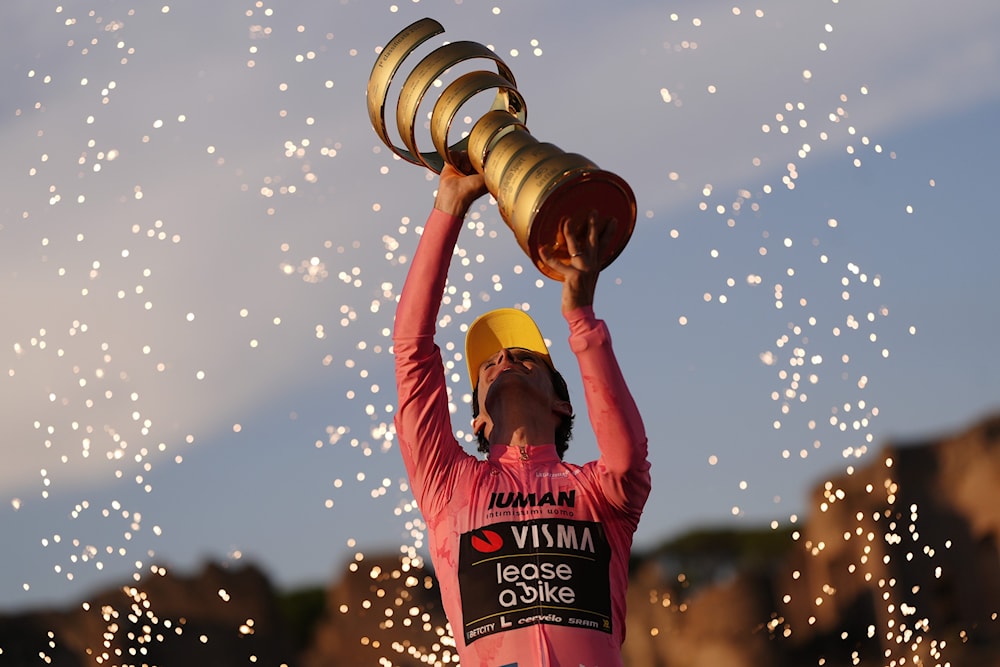 Británico Simon Yates vence en Giro de Italia.