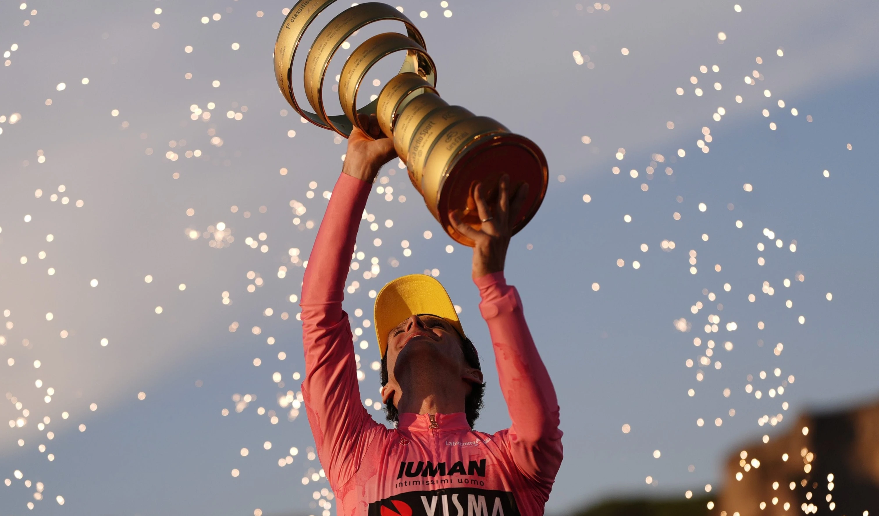 Británico Simon Yates vence en Giro de Italia. Británico Simon Yates vence en Giro de Italia.