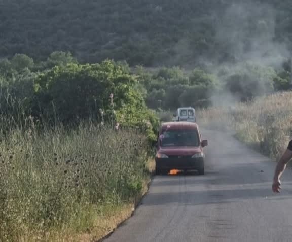Un vehículo fue atacado por las fuerzas de ocupación en la carretera Aita al-Shaab-Debel, en el distrito de Bint Jbeil, sur del Líbano (redes sociales).