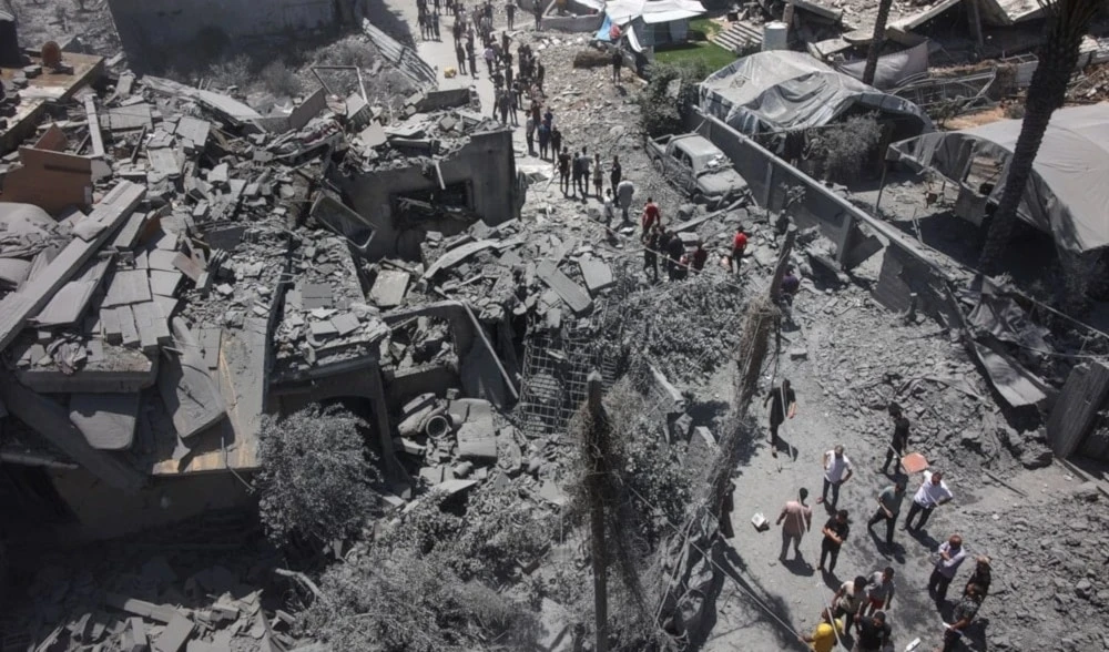 Palestinos entre los escombros tras los ataques israelíes contra Gaza.