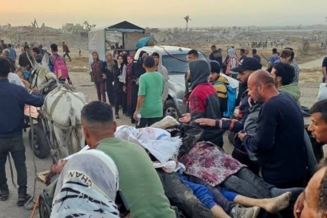 Palestinos trasladan palestinos martirizados mientras esperaban alimentos en Rafah (Foto: AFP)