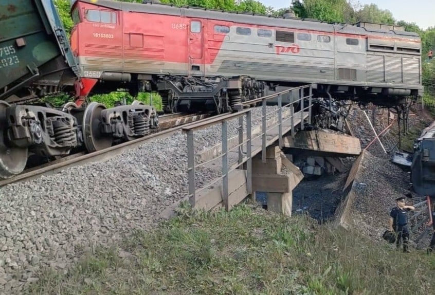 Puente ferroviario derrumbado en la provincia de Kursk, Rusia, 1 de junio de 2025.