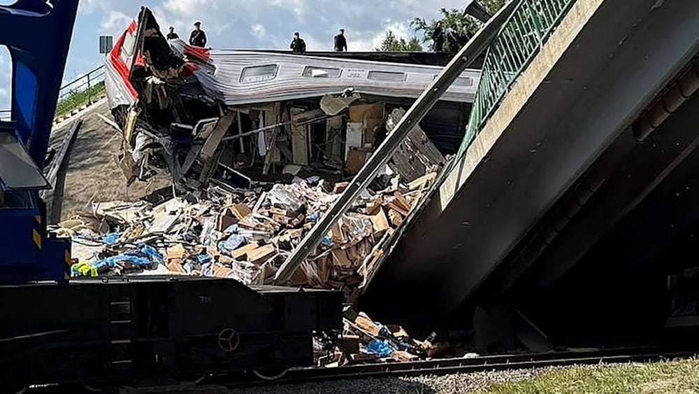 Uno de los vagones del tren Klímovo-Moscú aplastado por un puente derrumbado en la provincia de Briansk, Rusia, 1 de junio de 2025. Foto: Sputnik