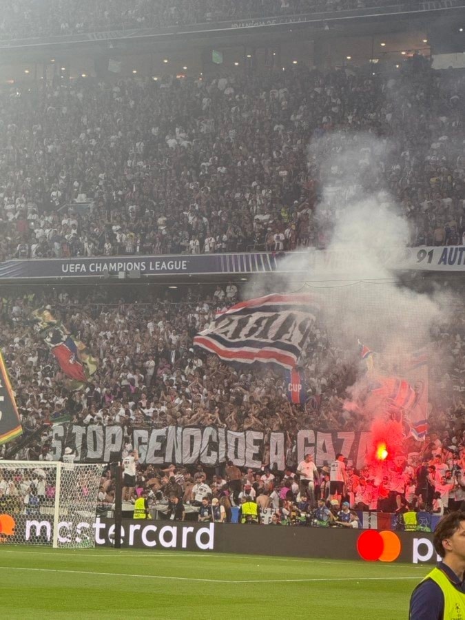Aficionados del PSG despliegan pancarta en apoyo a Gaza.