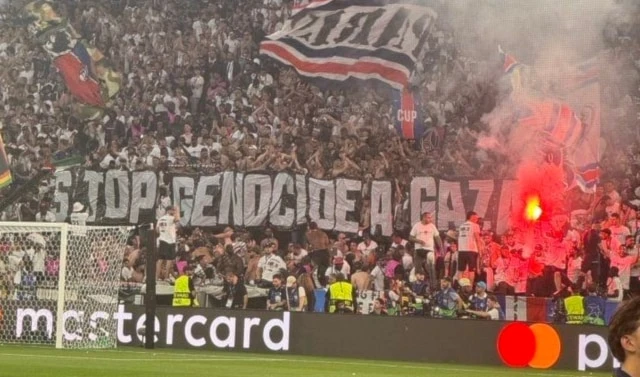 Aficionados del PSG despliegan pancarta en apoyo a Gaza. Aficionados del PSG despliegan pancarta en apoyo a Gaza.