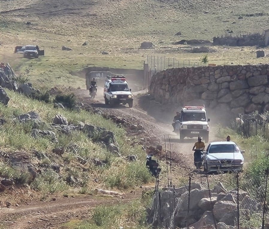 La Cruz Roja de Líbano traslada dos cadáveres y un herido de la ciudad de Shebaa, en el sur de Líbano.
