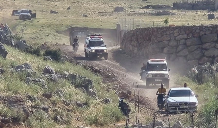 La Cruz Roja de Líbano traslada dos cadáveres y un herido de la ciudad de Shebaa, en el sur de Líbano.