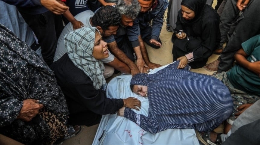 Palestinos lloran a las víctimas de la nueva agresión a Khan Yunis.  
