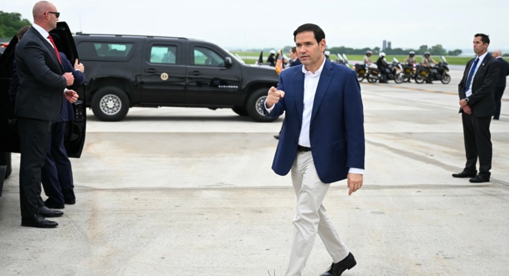 El secretario de Estado de EE. UU., Marco Rubio, desembarca del Air Force One antes de llegar a Hagerstown, Maryland, el 8 de junio, rumbo a Camp David. 