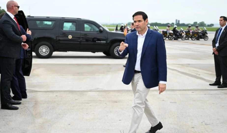 El secretario de Estado de EE. UU., Marco Rubio, desembarca del Air Force One antes de llegar a Hagerstown, Maryland, el 8 de junio, rumbo a Camp David.
