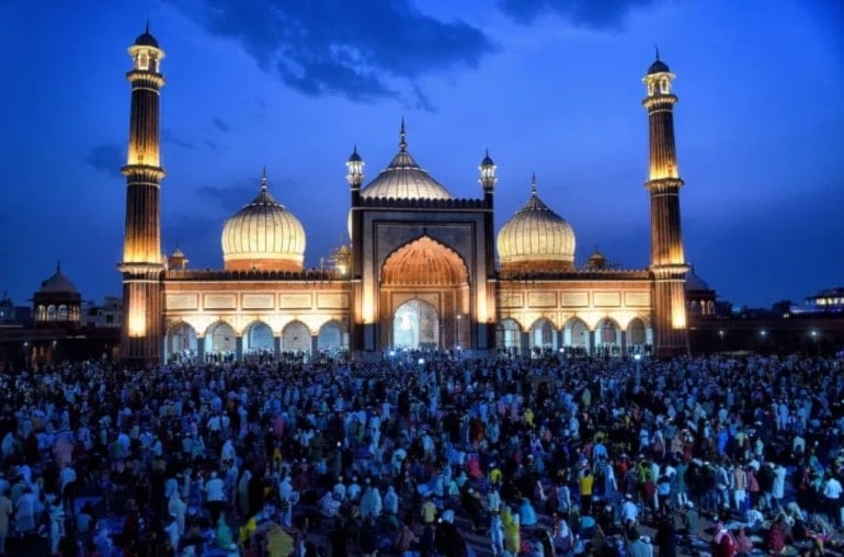 Mezquita de Jama Masjid iluminada. Foto: Getty Images. 