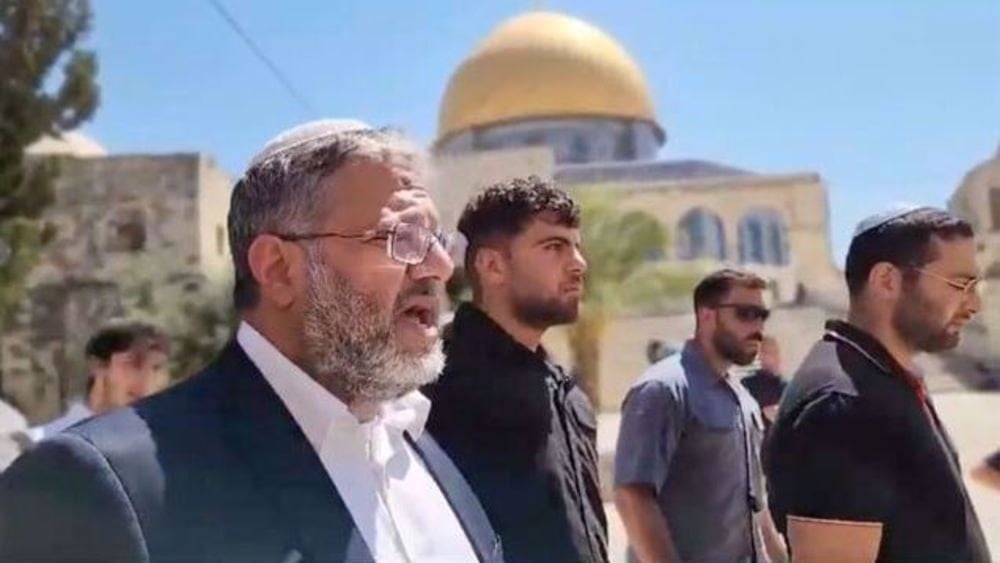 El ministro israelí de extrema derecha Itamar Ben-Gvir irrumpe en el recinto de la mezquita de Al-Aqsa.