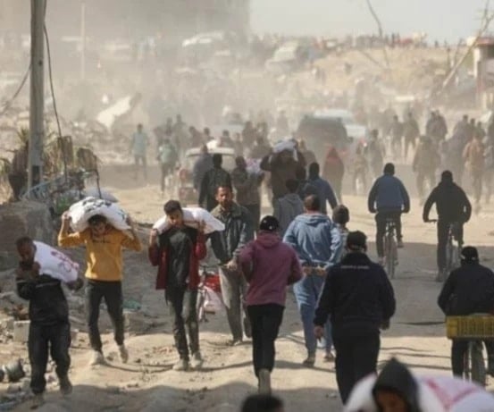 Fuerzas israelíes atacan a civiles palestinos cerca de puestos de distribución.