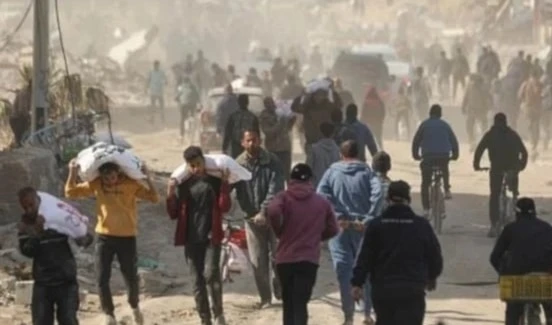 Fuerzas israelíes atacan a civiles palestinos cerca de puestos de distribución. Fuerzas israelíes atacan a civiles palestinos cerca de puestos de distribución.