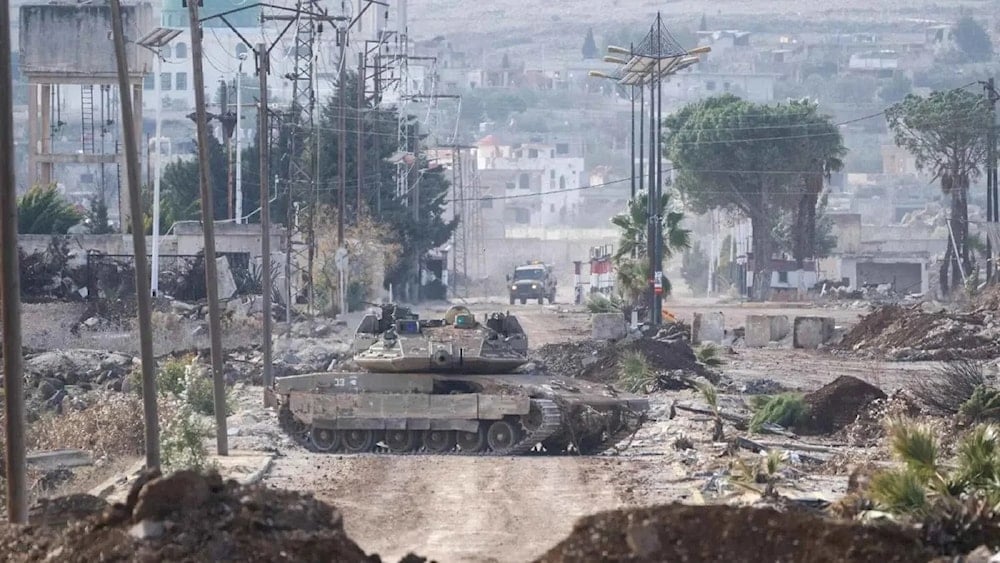 Fuerzas israelíes cierran la carretera en dirección a la ciudad siria de Quneitra.
