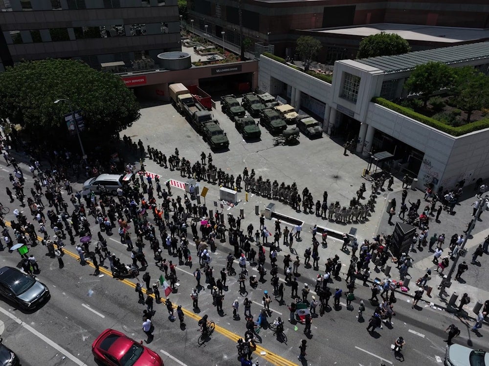 Oficiales del ICE y de la Guardia Nacional frente al Centro de Detención Metropolitano en Los Ángeles, California. (Foto: Getty Images)